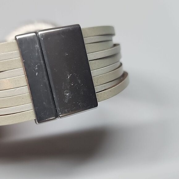 Animal Print Magnetic Clasp Circle Top Bracelet - Picture 3 of 3